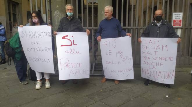 Ex Manifattura, ai cancelli di Palazzo Santini la protesta dei comitati
