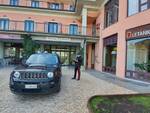 Lancia bottiglie vicino a un hotel di Aulla e aggredisce i carabinieri: arrestato