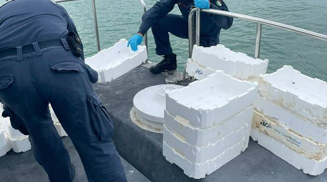 30 cassette di polisterolo alla deriva al largo di Viareggio: intervento della guardia costiera