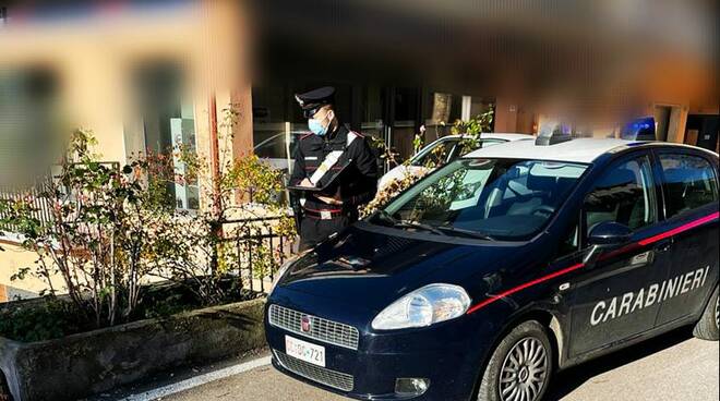 carabinieri fioriere danneggiate a Arcidosso