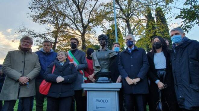 Inaugurata a Prato la statua in memoria di Paolo Rossi: presenti anche gli ex campioni di Spagna '82 Antognoni e Galli