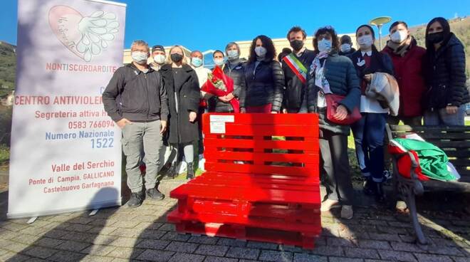 Inaugurazione panchina rossa Borgo a Mozzano 