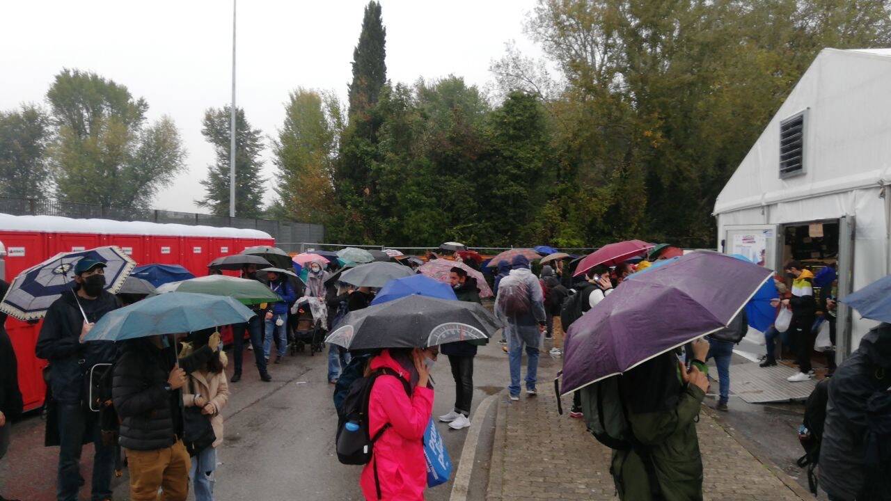 Lucca comics folla e disagi per la pioggia nell'ultima giornata