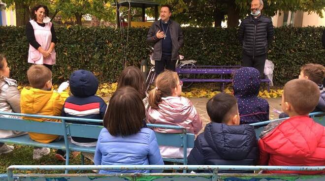 panchina della gentilezza alla scuola dell'infanzia de amicis santa croce sull'arno