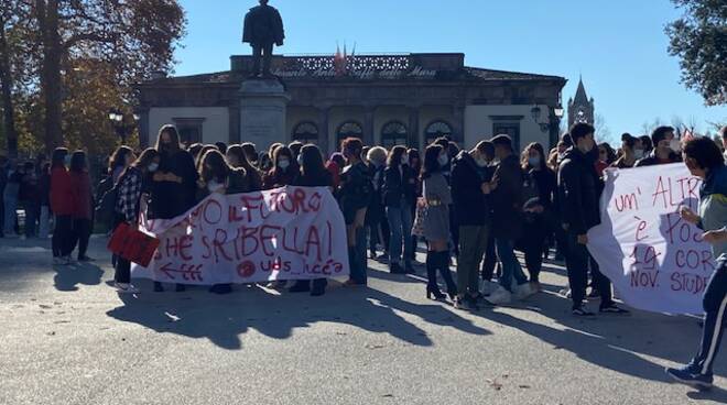 studenti corteo lucca