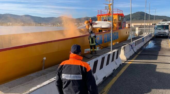 A fuoco una motonave nel porto di Portoferraio: era un'esercitazione