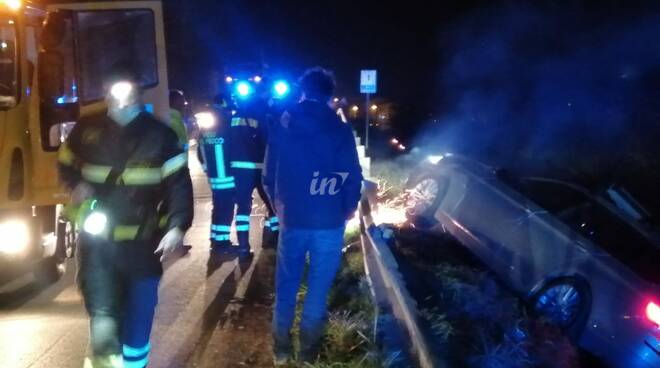 Auto nella scarpata dopo l'incidente vicino al ponte di castelfranco