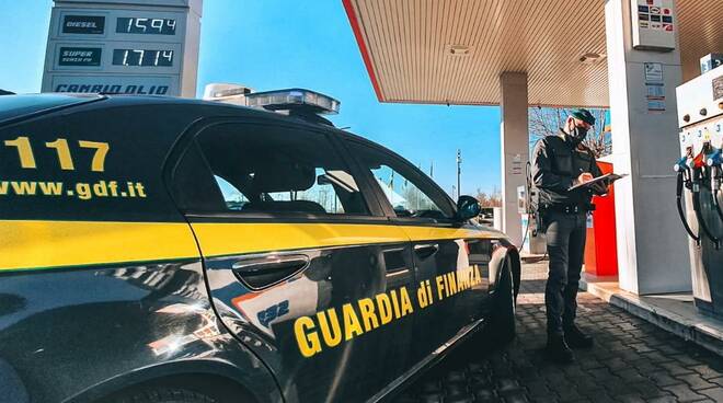 Controlli delle fiamme gialle nei distributori di benzina: in 4 nei guai