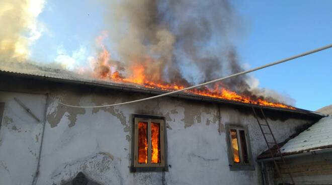 Fiamme in una abitazione: evacuate 4 persone