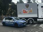 La polizia al Meyer con Babbo Natale, peluche e cioccolatini