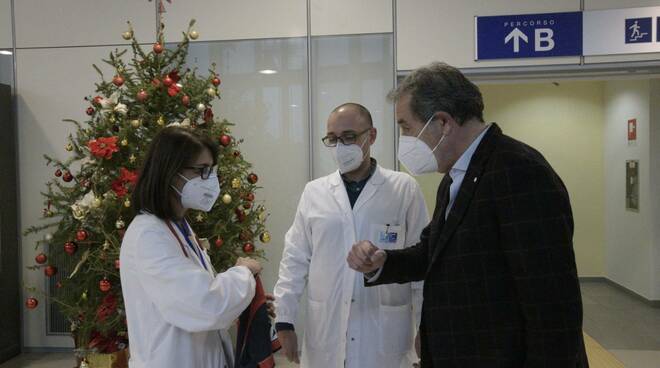 Lucchese visita la pediatria del san luca