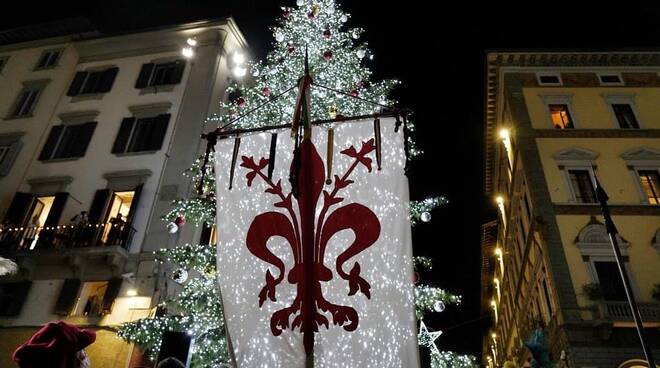 Natale Firenze accensione alberi