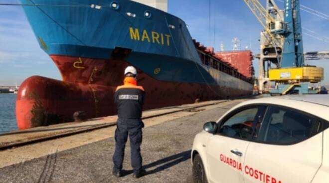 Nave fermo in porto Livorno