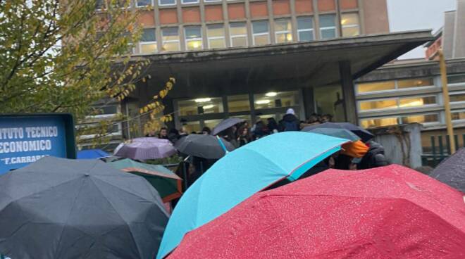 protesta al carrara per il malfunzionamento del riscaldamento