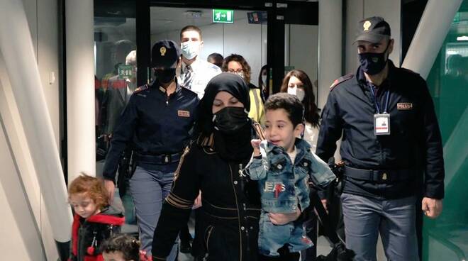 Mustafà, il bimbo di 5 anni nato senza arti a causa di un bombardamento con armi chimiche in Siria, è arrivato in Italia