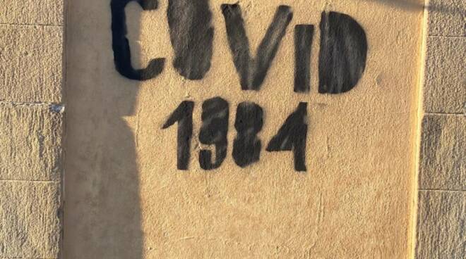 scritte no vax firenze