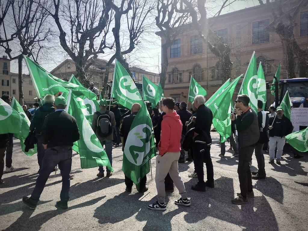 Corteo di trattori sui viali: sfila la protesta degli agricoltori