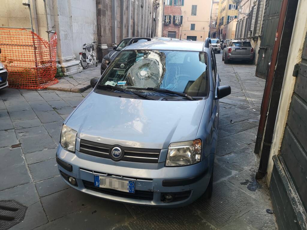 Il sindaco di Lucca investito da un'auto mentre va in Vespa in Comune