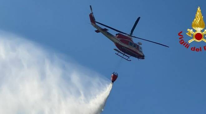 incendio elicottero vigili del fuoco