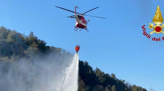 incendio elicottero vigili del fuoco