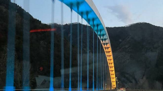 ponte di rinvagaio illuminato con i colori dell'ucraina