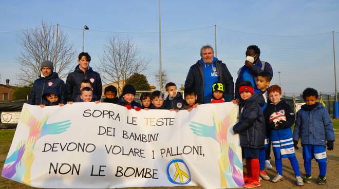 Sopra le teste dei bambini devono volare i palloni, non le bombe. iniziativa della Stella Rossa di Castelfranco