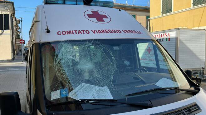 vandali danneggiano auto croce rossa