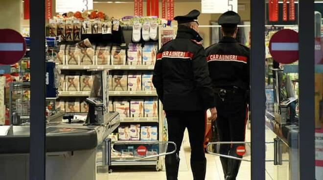 Carabinieri supermercato