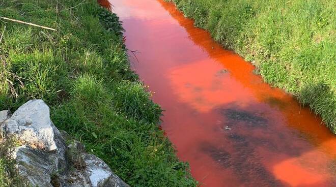 Rio Dezza colorato di rosso