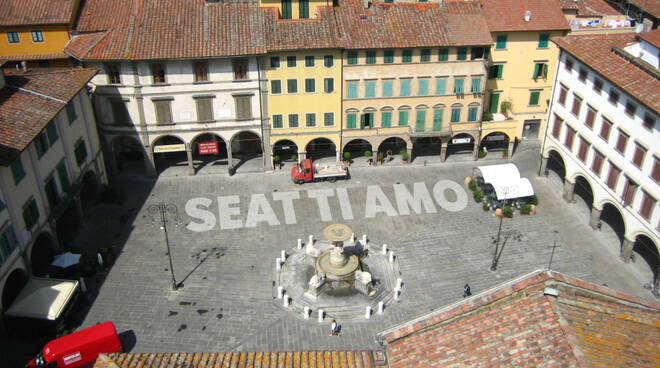 Seat ti Amo Empoli e Lucca piazza Farinata degli Uberti Piazza Anfiteatro pesce d'aprile