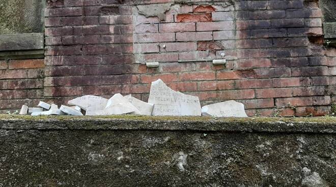 vandali lapide partigiani Ponte a Serraglio