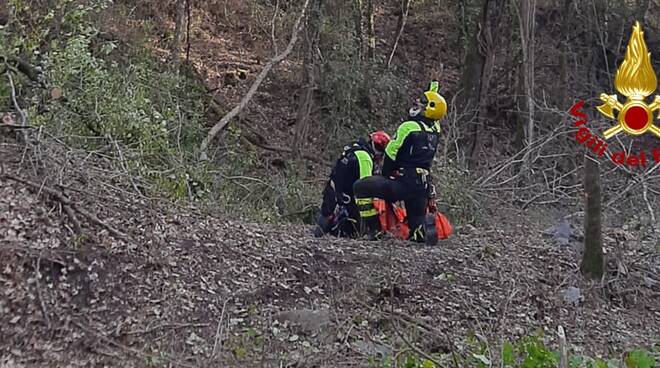 vigili del fuoco e elicottero Drago