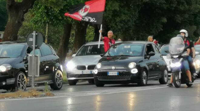 caroselli e festa a Lucca per la vittoria del Milan