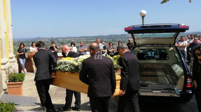 funerale jacopo varriale a santa maria a monte, 16 maggio 2022