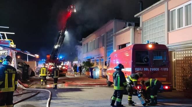 incendio vigili del fuoco scandicci capannone