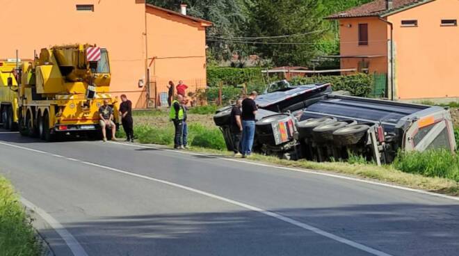 tir si ribalta in via per sant'alessio