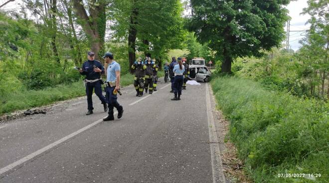 Tragico schianto sulla via Pisana, muore una donna