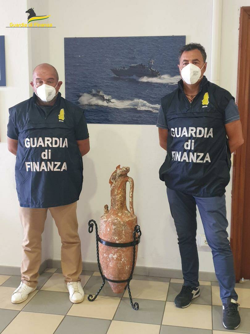 Anfora romana in salotto: denunciati marito e moglie