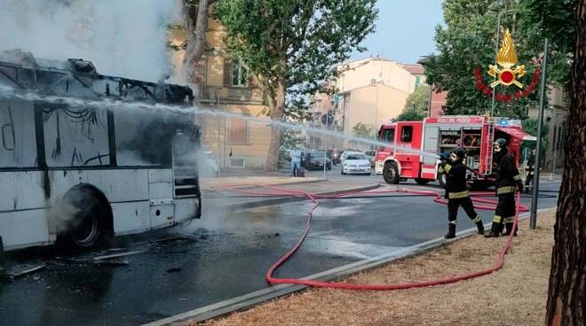 autobus a fuoco a Firenze 