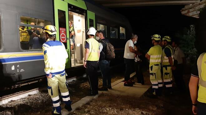 Treno bloccato in un’area allagata, soccorso ai passeggeri