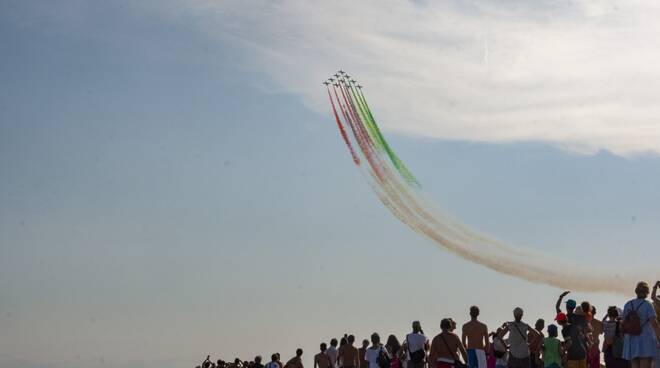 Air Show folla in spiaggia a marina di Massa