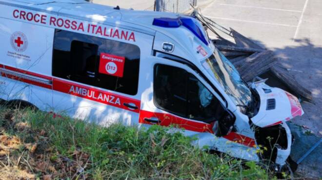 ambulanza Bagni di Lucca distrutta Croce Rossa Italiana