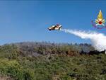 canadair e elicottero all'Elba