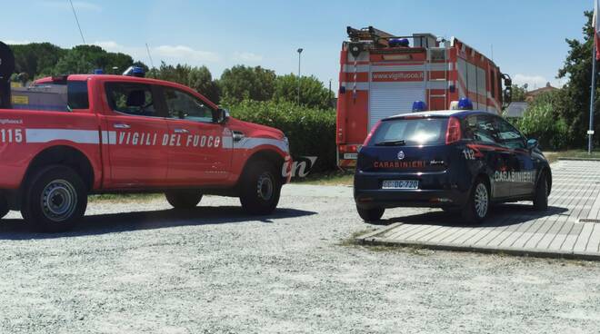 carabinieri e vigili del fuoco al palazzetto dello sport di santa croce sull'arno