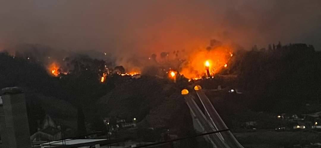 Inferno di fuoco sulle colline di Massarosa