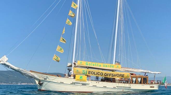 "Sì all'eolico offshore": Goletta Verde a largo di Marina di Pisa