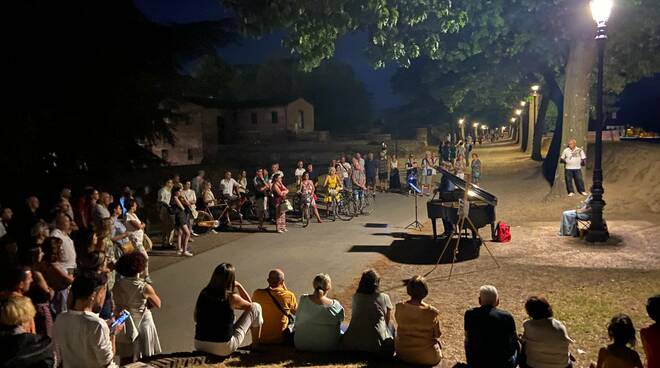 E lucevan le stelle: folla sulle Mura per la notte di San Lorenzo