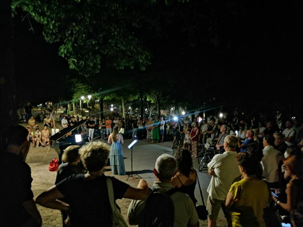 E lucevan le stelle: folla sulle Mura per la notte di San Lorenzo