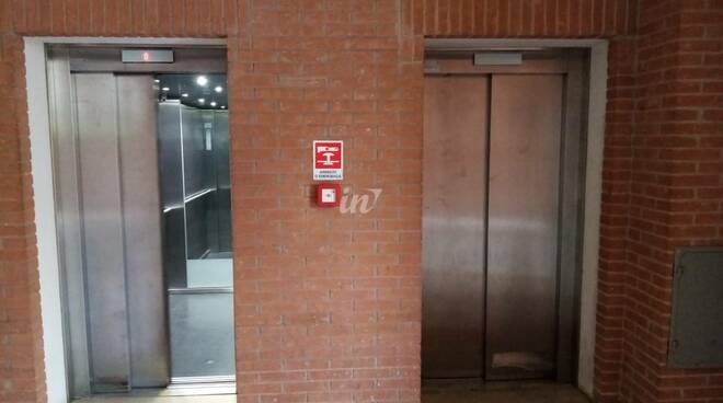 montascale e ascensore disabili nel parcheggio dell'ospedale di fucecchio