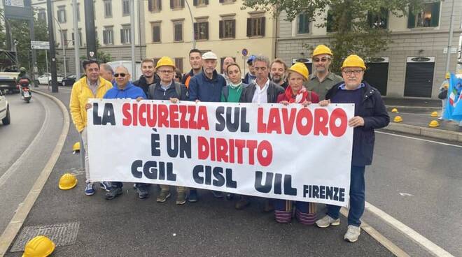 “Basta morti sul lavoro”, stamani flash mob a Firenze